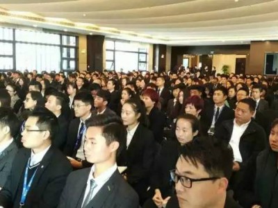 优秀房产经纪人的工作日常：每天准时到公司，做到风雨无阻！