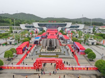 隆回县首届房地产交易展示会在高铁隆回站站前广场拉开帷幕