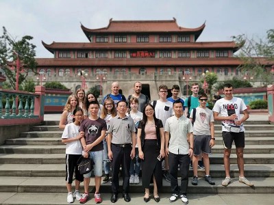湖州清泉文武学校师生研学访问团走进国际化学校