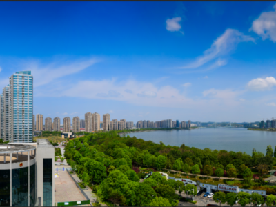 一路之隔，天壤之别=绵阳最美的城市环境